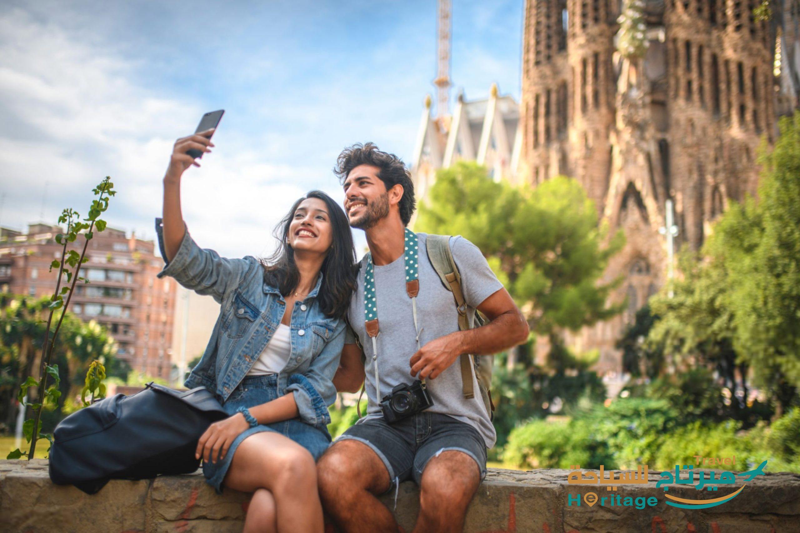 Jong paar dat Onderbreking van Sightseeing voor Selfie neemt